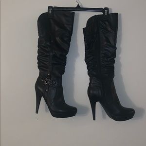 Guess darrlin brand ruffled boots with heels blk